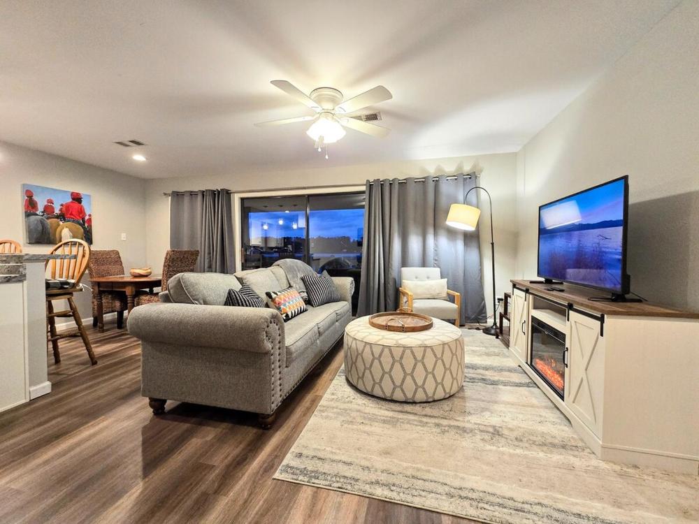 One-Bedroom Apartment with Lake View interior